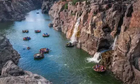 ஒகேனக்கல் அருவியில் பரிசல் இயக்க தடை