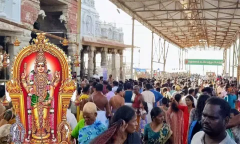 புரட்டாசி கிருத்திகை, வார விடுமுறை: திருச்செந்தூர் முருகன் கோவிலில் குவிந்த பக்தர்கள்