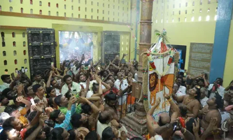 குலசேகரன்பட்டினம் முத்தாரம்மன் கோவிலில் தசரா திருவிழா கொடியேற்றத்துடன் தொடங்கியது