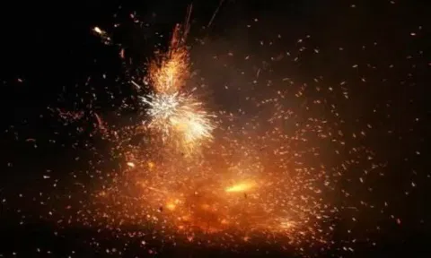 டெல்லி: அரசு பஸ்சில் பட்டாசு வெடித்து 2 பயணிகள் காயம்
