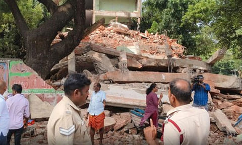 சென்னை பாரிமுனையில் பழமையான விடுதி கட்டிடம் இடிந்து விழுந்தது: 3 பேர் காயம்