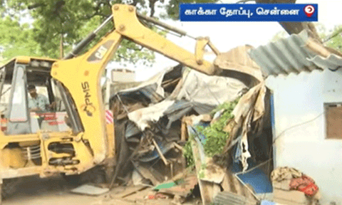 சென்னை காக்கா தோப்பு பகுதியில் ஆக்கிரமிப்புகள் அகற்றம்; கால அவகாசம் கேட்டு பொதுமக்கள் வாக்குவாதம்
