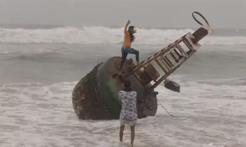 சென்னை மெரினாவில் கரை ஒதுங்கிய மிதவைக் கூண்டு