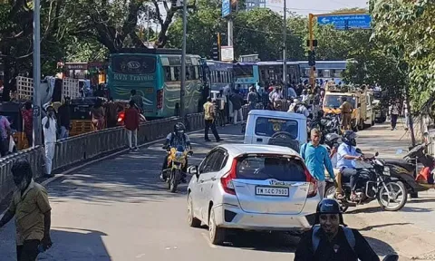பால்கனி இடிந்து விழுந்து வாலிபர் பலி: சென்னை பட்டினப்பாக்கத்தில் மக்கள் சாலை மறியல்