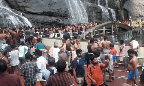 விடுமுறை கொண்டாட்டம்: குற்றாலம் மெயின் அருவியில் நிரம்பி வழியும் கூட்டம்