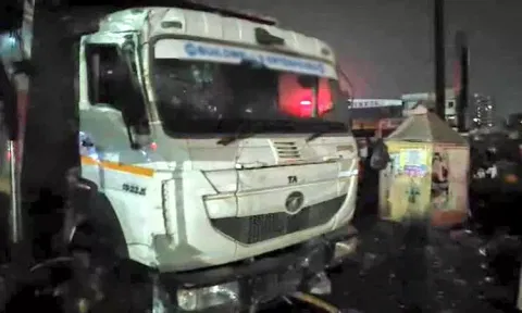 நடைமேடையில் தூங்கிக் கொண்டிருந்தவர்கள் மீது லாரி மோதியதில் 3 பேர் பலி