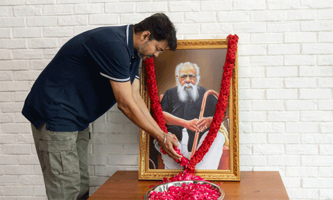 பெரியார் நினைவு நாள்: தமிழக வெற்றிக் கழக தலைவர் விஜய் மரியாதை