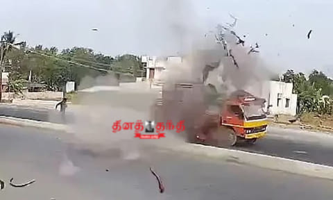 சேலம்: சாலை பணியின்போது வெடித்து சிதறிய சிலிண்டர்... தீப்பற்றி எரிந்த லாரி