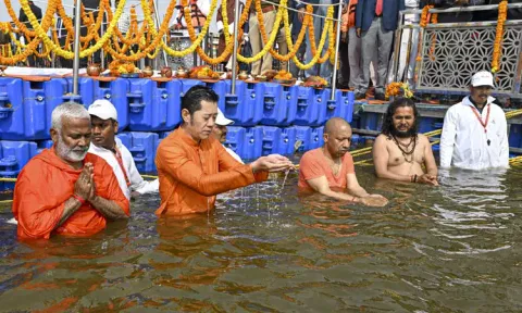 மகா கும்பமேளா.. திரிவேணி சங்கமத்தில் புனித நீராடிய பூடான் மன்னர்