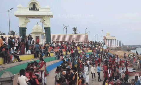 கடல் நீர்மட்டம் தாழ்வு: விவேகானந்தர் மண்டபத்துக்கு 2 மணி நேரம் படகு சேவை நிறுத்தம்