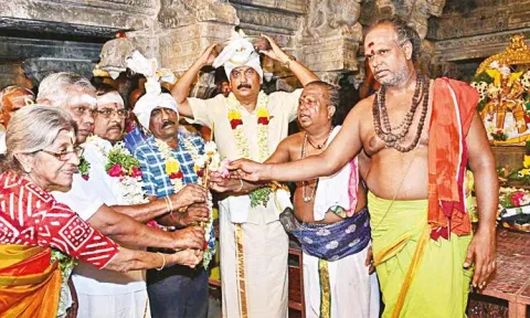 நெல்லையப்பர் கோவிலில் செங்கோல் வழங்கும் விழா: திரளான பக்தர்கள் தரிசனம்