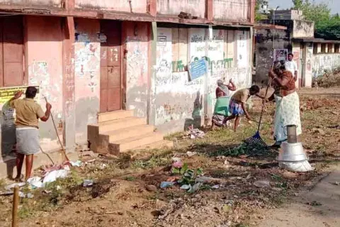 தினத்தந்தி செய்தி எதிரொலி : புதுக்கோட்டை மலையப்ப நகரில் அங்கன்வாடி மையம் முன்பு புதர்கள் அகற்றம்