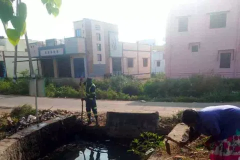 தினத்தந்தி செய்தி எதிரொலி: கழிவுநீர் கால்வாயில் தேங்கியிருந்த குப்பைகள் அகற்றம்