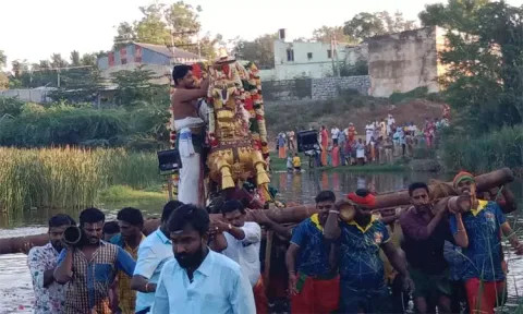 மதுரை மட்டுமல்ல... இந்த தலங்களிலும் ஆற்றில் எழுந்தருளிய அழகர்