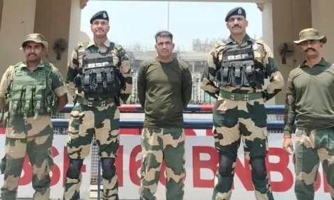 பாகிஸ்தான் ராணுவத்திடம் சிக்கிய எல்லை பாதுகாப்பு படை வீரர் இந்தியாவிடம் ஒப்படைப்பு
