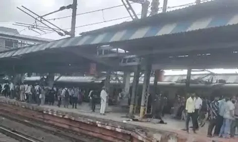 மராட்டியம்: ரெயிலில் இருந்து தவறி விழுந்து 5 பயணிகள் உயிரிழப்பு