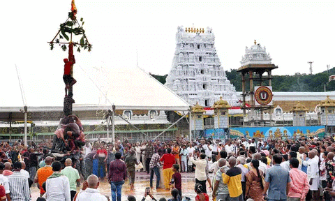 திருப்பதி ஏழுமலையான் கோயிலில் 24 மணி நேரம் காத்திருந்து பக்தர்கள் சாமி தரிசனம்