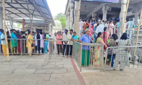 சஷ்டி விரத தினம்: சென்னிமலை முருகன் கோவிலில் திரண்ட பக்தர்கள்