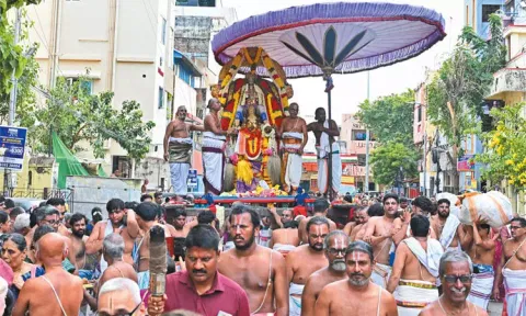 திருவல்லிக்கேணி பார்த்தசாரதி கோவிலில் கருட சேவை: திரளான பக்தர்கள் பங்கேற்றனர்