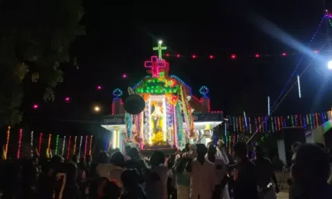 தொண்டி: புனித ஆசீர்வாதப்பர் ஆலய திருவிழா தேர்பவனி