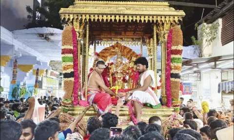 திருச்செந்தூர் கோவிலில் ஆவணித்திருவிழா: சிவப்பு சாத்தி கோலத்தில் சுவாமி சண்முகர் வீதி உலா