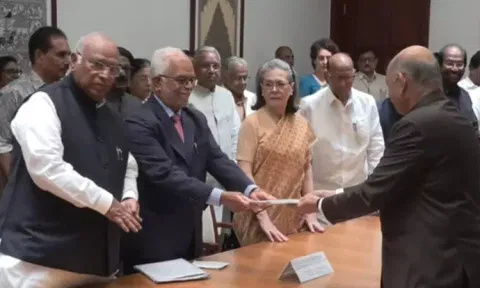 துணை ஜனாதிபதி தேர்தல்: வேட்புமனு தாக்கல் செய்தார் இந்தியா கூட்டணி வேட்பாளர் சுதர்சன் ரெட்டி