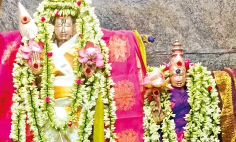 மலர் அலங்காரத்தில் சுப்பிரமணிய சுவாமி, தெய்வானை அம்பாள்