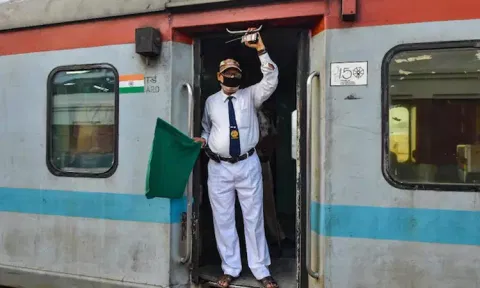 ஸ்டேட் பேங்கில் சம்பள கணக்கு வைத்துள்ள ரெயில்வே ஊழியர்களுக்கு ரூ. 1 கோடிக்கு விபத்து காப்பீடு