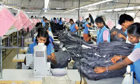 தீபாவளி பண்டிகை: திருப்பூரில் உள்நாட்டு ஆடை தயாரிப்பு தீவிரம்
