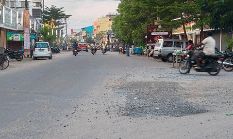 அரியலூர்-திருச்சி சாலையில் ஏற்பட்ட பள்ளத்தை சீரமைத்த அதிகாரிகள்
