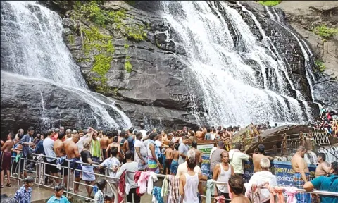 குற்றால அருவிகளில் சுற்றுலா பயணிகள் ஆனந்த குளியல்