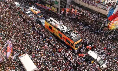 கரூர் கூட்ட நெரிசல் வழக்கு: சி.பி.ஐ. அதிகாரிகளிடம் ஆவணங்களை ஒப்படைத்த சிறப்பு புலனாய்வு குழு