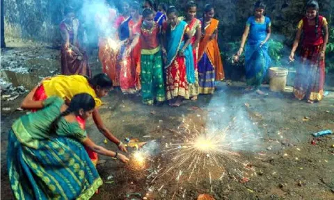 நாடு முழுவதும் தீபாவளி பண்டிகை கோலாகல கொண்டாட்டம்