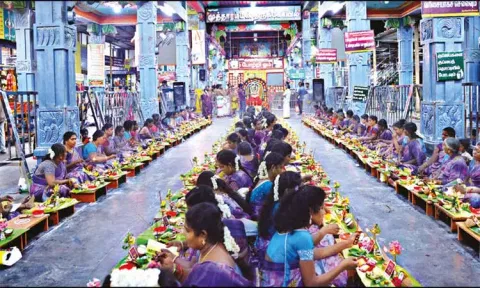 குலசேகரன்பட்டினம் முத்தாரம்மன் கோவிலில் திருவிளக்கு பூஜை