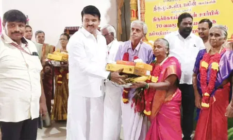 70 வயது பூர்த்தியடைந்த தம்பதிகளுக்கு தக்கார் அருள் முருகன் மங்கள பொருட்களை வழங்கினார்.