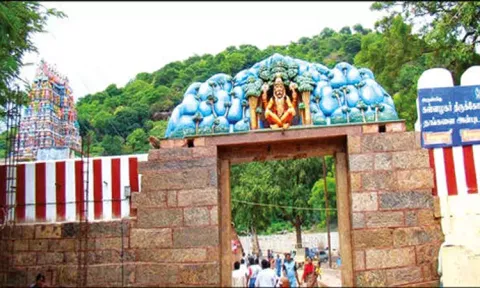 மதுரை: அழகர்கோவில் இரணியன்கோட்டைக்குள் வாகனங்கள் செல்ல தடை