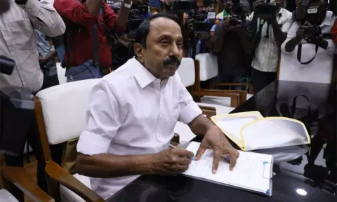 தி.மு.க.வுக்கு இழுக்க முயற்சியா..?: செங்கோட்டையனுடன் சேகர்பாபு சந்திப்பு