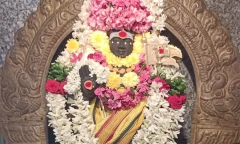 சிறப்பு அலங்காரத்தில் புகழிமலை பாலசுப்பிரமணிய சுவாமி 