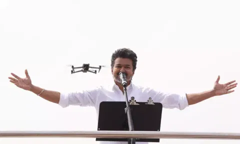 தமிழக அரசியல் கட்சி வரலாற்றிலேயே முதல்முறையாக.. கியூ.ஆர் குறியீட்டுடன் அடையாள அட்டை