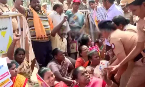 கருணாநிதி நினைவிடம் அருகே போராட்டத்தில் ஈடுபட்ட தூய்மை பணியாளர்கள் கைது