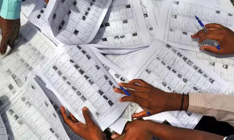 தமிழகத்தில் வரைவு வாக்காளர் பட்டியல் வெளியீடு.! எந்த மாவட்டத்தில் அதிக வாக்காளர்கள் நீக்கம்..?