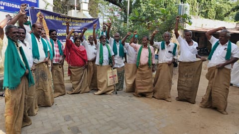 Farmers stage protest at Kumbakonam in Thanjavur on Tuesday