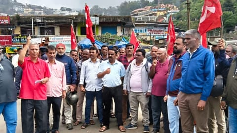 Tasmac staff protest demanding armed protection in Coonoor.

