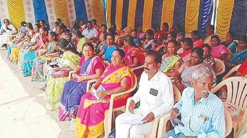 Representative Image of noon meal workers
