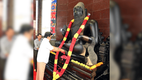 CM Stalin offers floral tribute to Tiruvalluvar