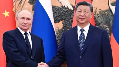 (L-R) Vladimir Putin and Xi Jinping 