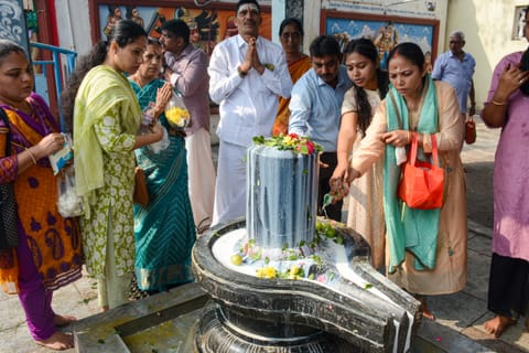  On the occasion of Maha Shivaratri, devotees flocked to Gangadheeshwarar Temple in Purasaiwalkam, offering prayers to Lord Shiva.
