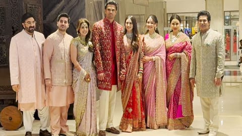 Arjun Tendulkar, Saaniya Chandhok pose for family picture 
