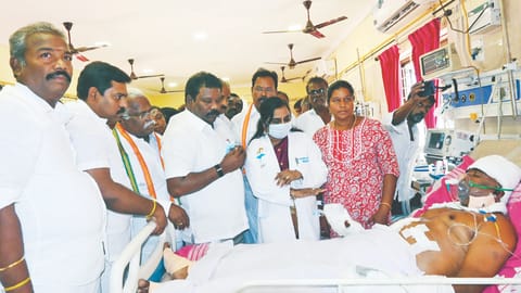 TNCC chief K Selvaperunthagai enquiring about the health of a victim at the Highground Government Hospital in Tirunelveli 