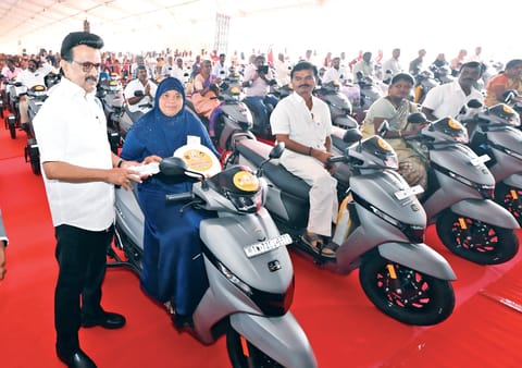 CM Stalin distributing vehicles to people 